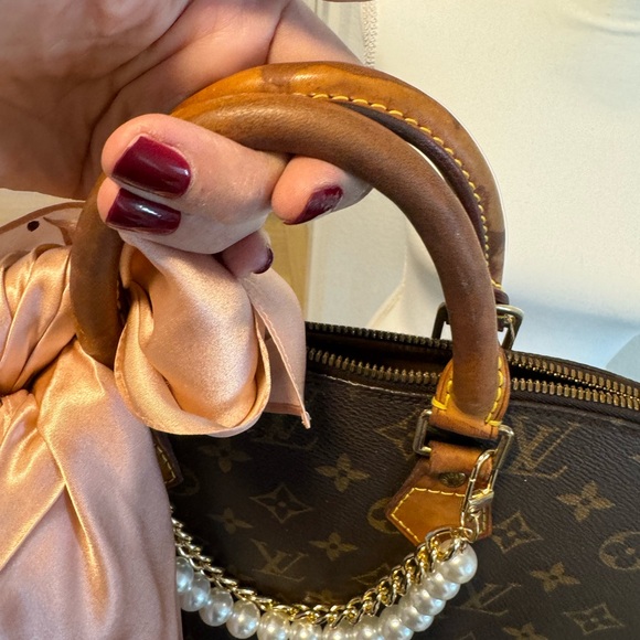 Louis Vuitton purse!!! Super fun and will get plenty compliments! - Picture 12 of 13